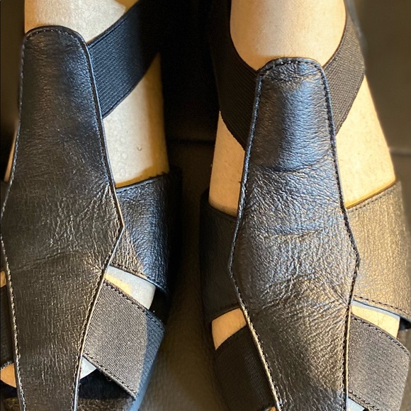Black Leather Sandals.size 9 - Picture 7 of 11